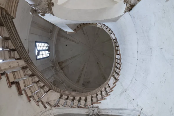 楼梯里著名的古代建筑在费拉拉市 — 图库照片