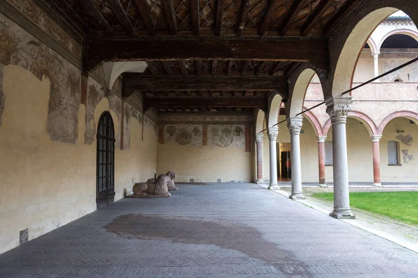 Giardino interno in una famosa casa antica nella città di Ferrara — Foto Stock