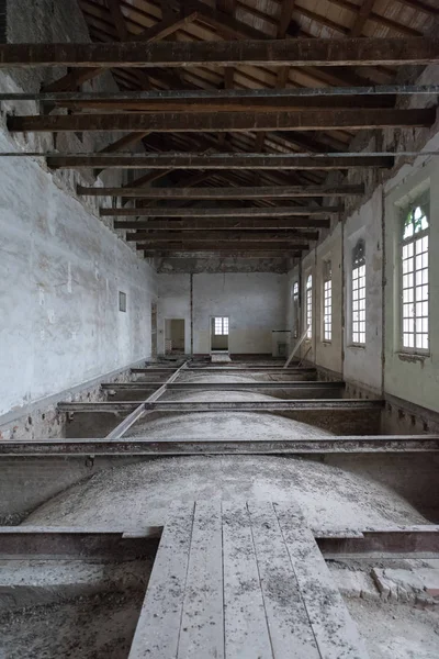 Interior de um edifício antigo na cidade de Ferrara durante a renovação — Fotografia de Stock