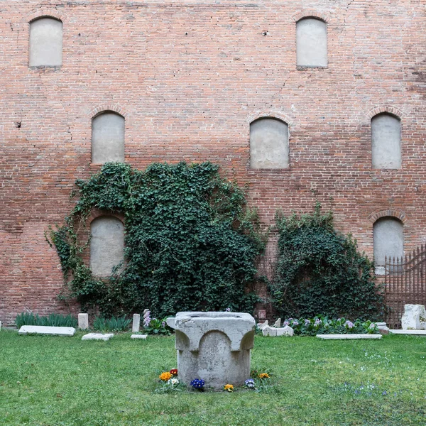 フェラーラ市の有名な古代の家の中庭 — ストック写真