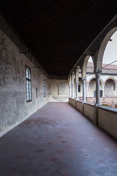 Giardino interno in una famosa casa antica nella città di Ferrara — Foto Stock