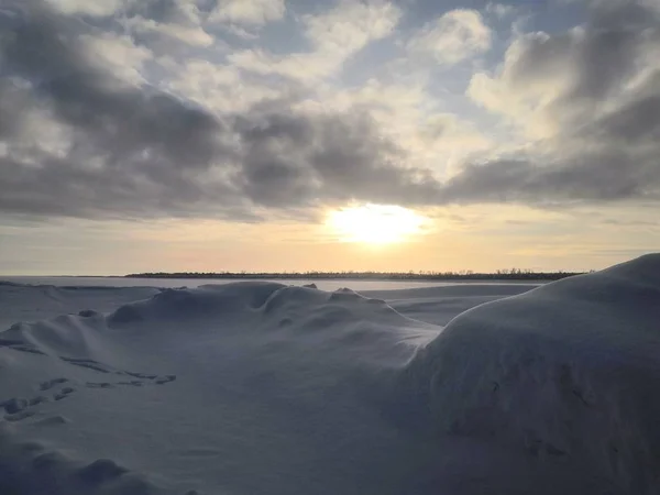 云中结冰的太阳 — 图库照片