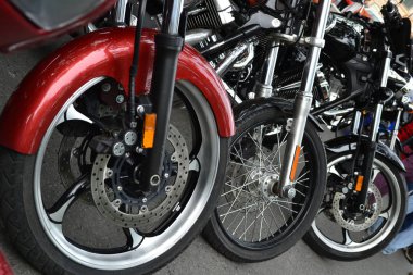 Motosiklet tekerlekleri motosiklet festivalinde arka arkaya duruyor.