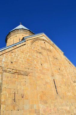 Gürcistan 'daki Ananuri kalesinin duvarlarında güneş ışığı var.