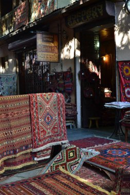 Tiflis Georgia 'da sokakta halı satan bir dükkan.