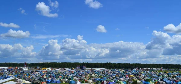 Çadır şehir, mavi gökyüzünün altında güneşli bir günde bir müzik festivalinde