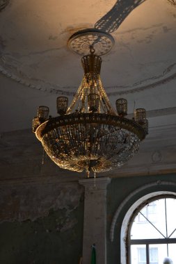 Eski bir malikanedeki kristal bir avizenin ışığı.