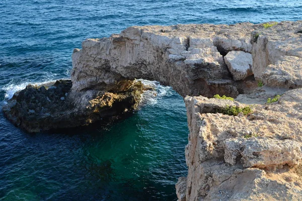 Ayia Napa 'daki sevgililer köprüsü. Kıbrıs