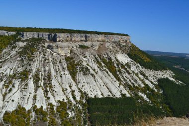 Açık bir günde mavi gökyüzüne karşı rock yapmak. Kırım. Bakhchisarai