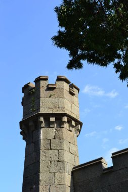 Sarayın kulesi gökyüzüne karşı. Kırım.