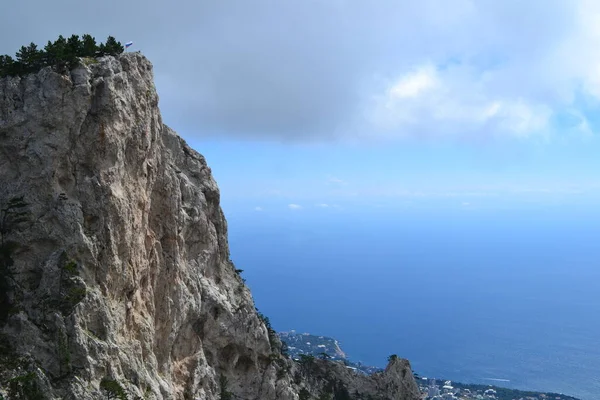 Yüksek dağların eteğindeki deniz. Kırım. Yalta. Al-Petri