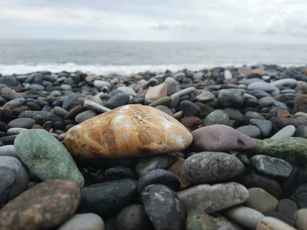 Kiezels Het Strand Een Bewolkte Dag — Stockfoto