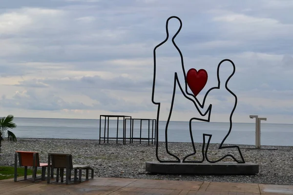 Batumi rıhtımında güneşlik ve heykel. Georgia.