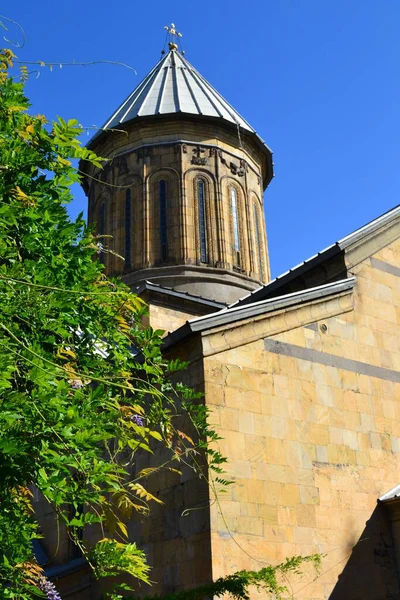 Güneşli bir günde Tiflis 'teki kilise. Georgia