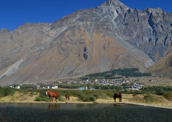 Dağların eteğindeki köy. Georgia mı? Kazbegi