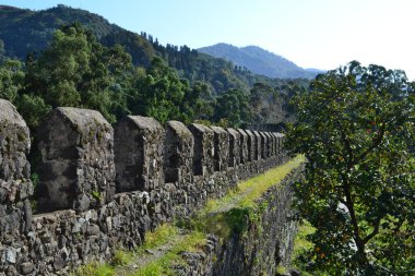 Gürcistan 'daki antik bir kalenin kalıntıları.