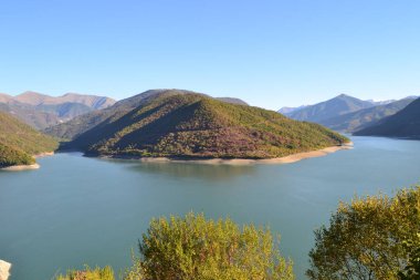 Dağlarda göl