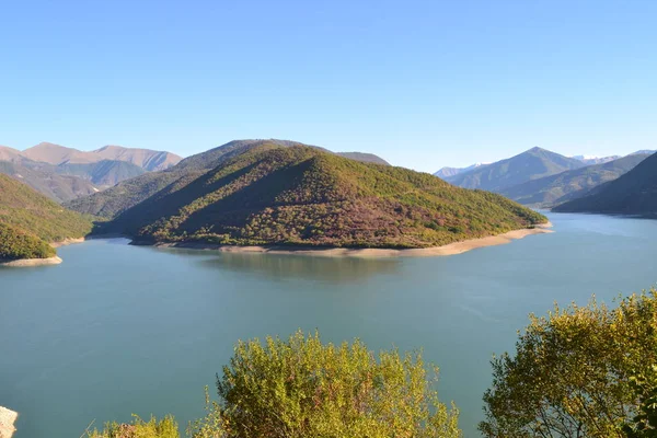 Dağlarda göl