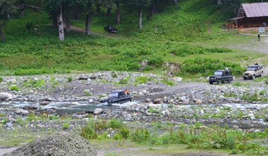 Abhazya 'nın pitoresk dağlarındaki nehir