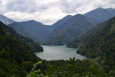 Abhazya dağlarında Mavi Göl