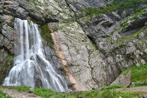 Dağlarda şelale
