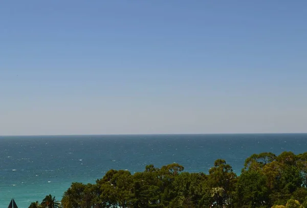 Güneşli bir yaz gününde deniz ve mavi gökyüzü. Gagra. abhazyaca