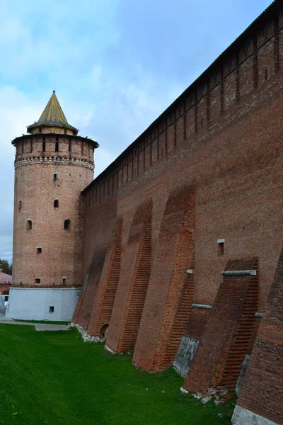 Kolomna Kremlin 'in duvarları ve kuleleri. Moskova Oblastı. Rusya.