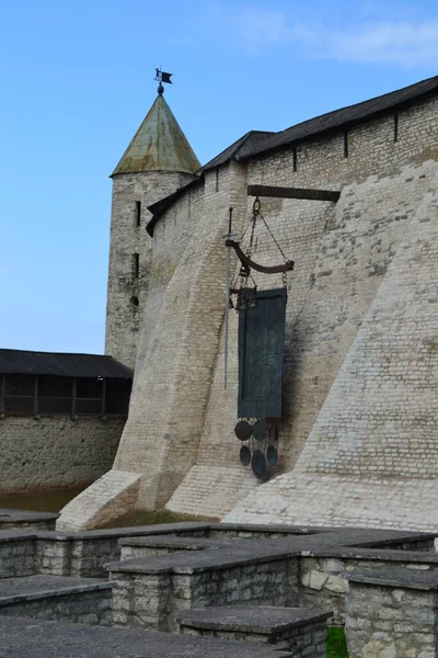 Pskov Kremlin 'in duvarları ve kuleleri. Pskov. Rusya.