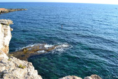 Deniz dalgaları ve kayalık deniz kıyıları. Kıbrıs.