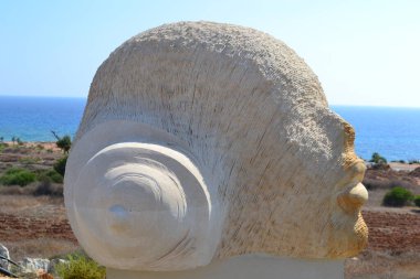 Güneşli bir günde mavi gökyüzüne karşı bir taş. ayia napa plajı Kıbrıs.