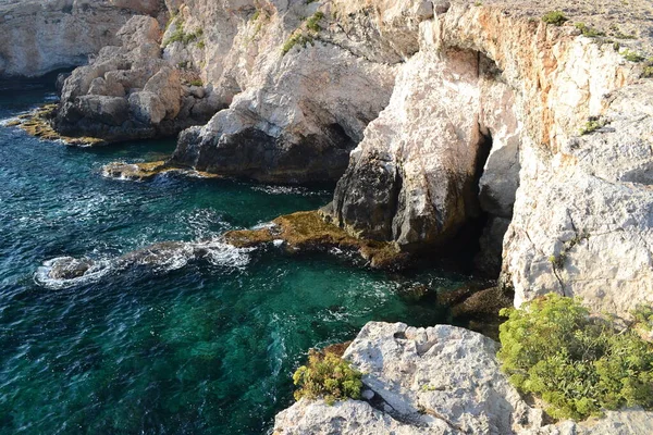 Deniz dalgaları ve kayalık deniz kıyıları. Kıbrıs.