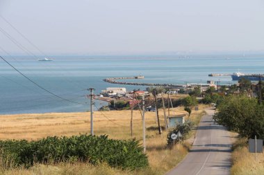 Dağların arka planında deniz manzarası