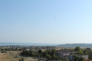 Dağların arka planında deniz manzarası