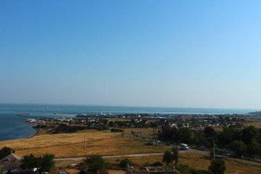 Dağların arka planında deniz manzarası