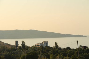 Dağların arka planında deniz manzarası