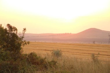 gün batımı dağların arka planında