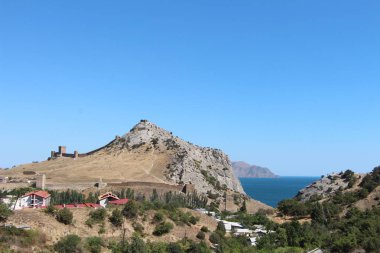 Dağların arka planında deniz manzarası