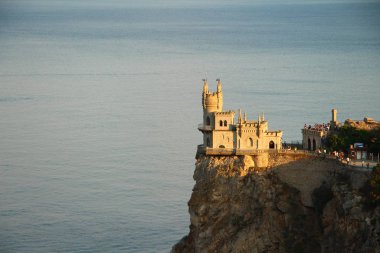 Günbatımı denizin ve körfezin arka planında