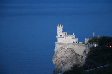 Günbatımı denizin ve körfezin arka planında