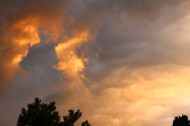 Akşam gökyüzü gün batımında