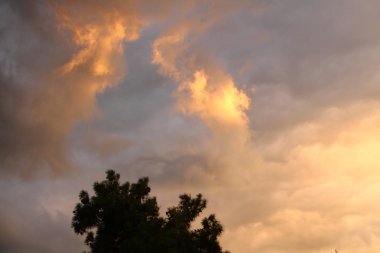 Akşam gökyüzü gün batımında