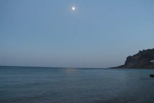 Dağların Arka Planında Deniz Manzarası — Stok fotoğraf