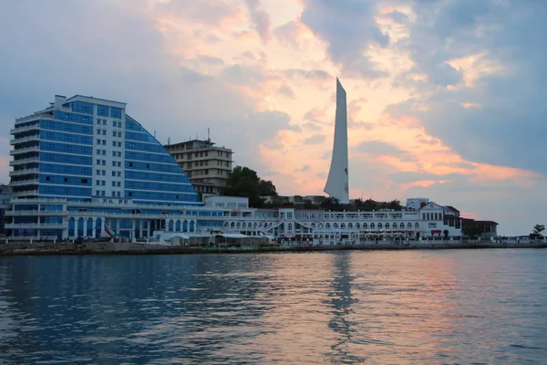 在海湾的夕阳映衬着天空 — 图库照片