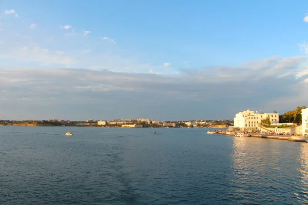 夏日的黄昏在海湾 — 图库照片