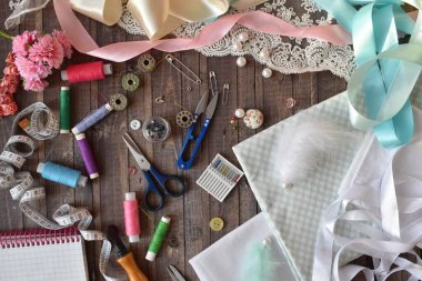 Evde aksesuar dikiyorum.