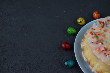 Paskalya pastası ve Paskalya yumurtalarının üst görünümü.