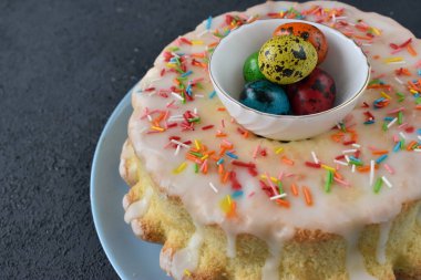 Paskalya pastası ve paskalya yumurtasının paskalya kompozisyonu. Tatlı pastalar kapanıyor..