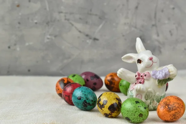 Современные Пасхальные Яйца Кроликом — стоковое фото