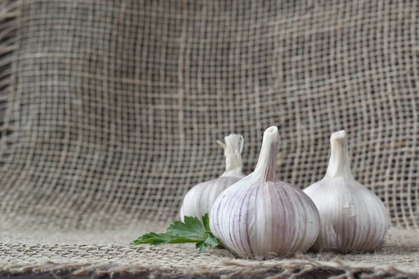 Knoblauch Und Knoblauchzwiebeln Holztisch Eine Kopie Des Raumes — Stockfoto