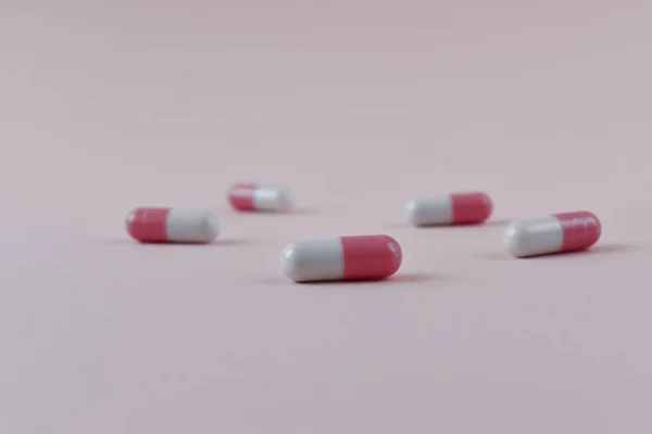 Pinkfarbene Kapseln Auf Rosa Hintergrund Die Tabletten Sind Vor Rosa — Stockfoto
